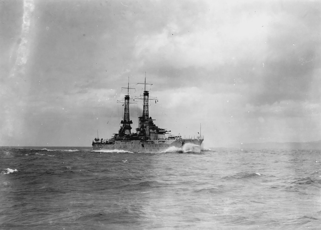 USS-Oklahoma-BB-37-navegando-frente-a-la-bahia-de-Guantanamo-Cuba-1-ene-1920.jpg
