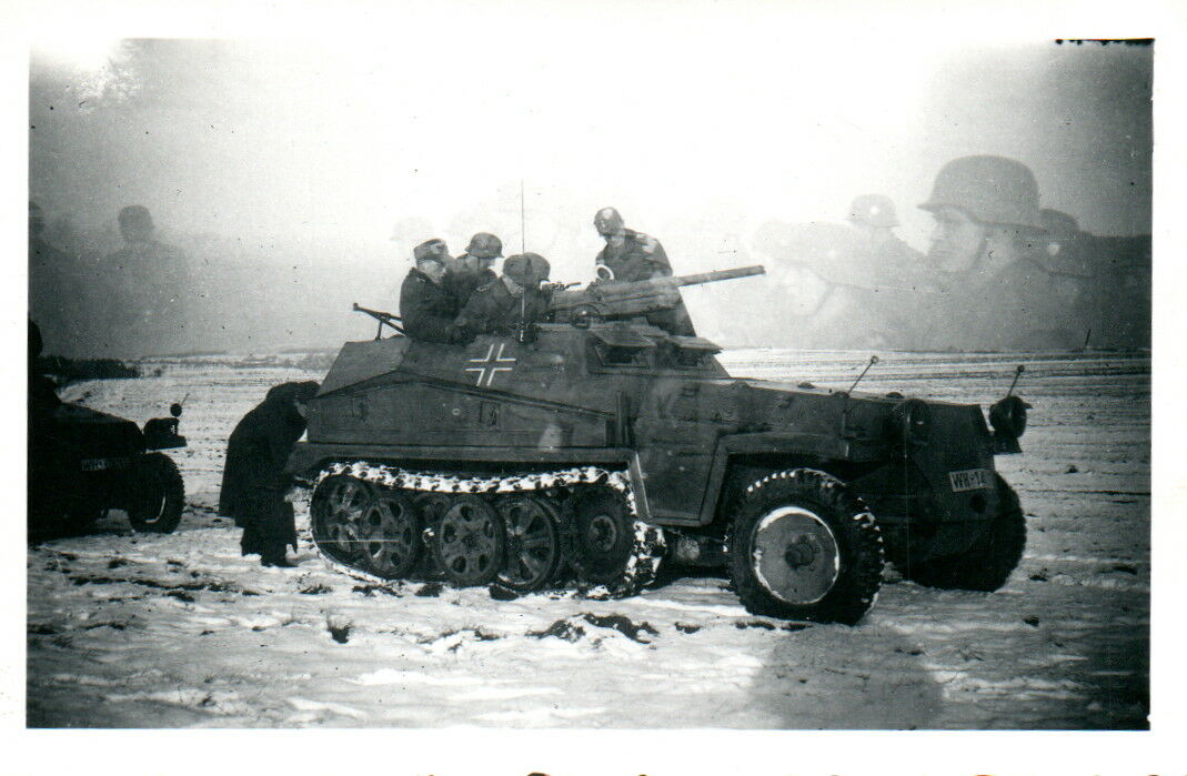 Foto, SPW mit Geschütz und Besatzung, Doppelt belichtet
