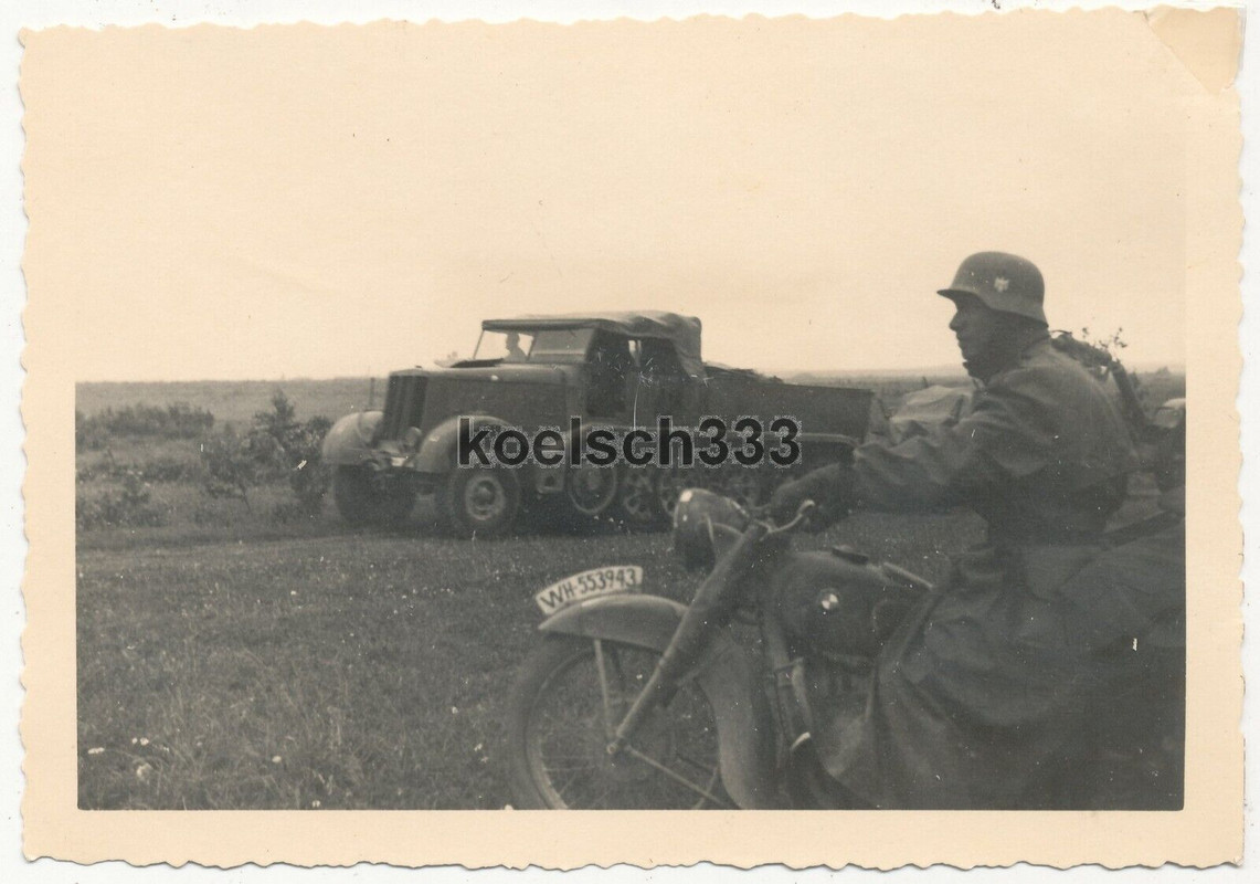 Foto Kradmelder auf BMW Motorrad vor Panzer Halbkette an der Ostfront in Rußland