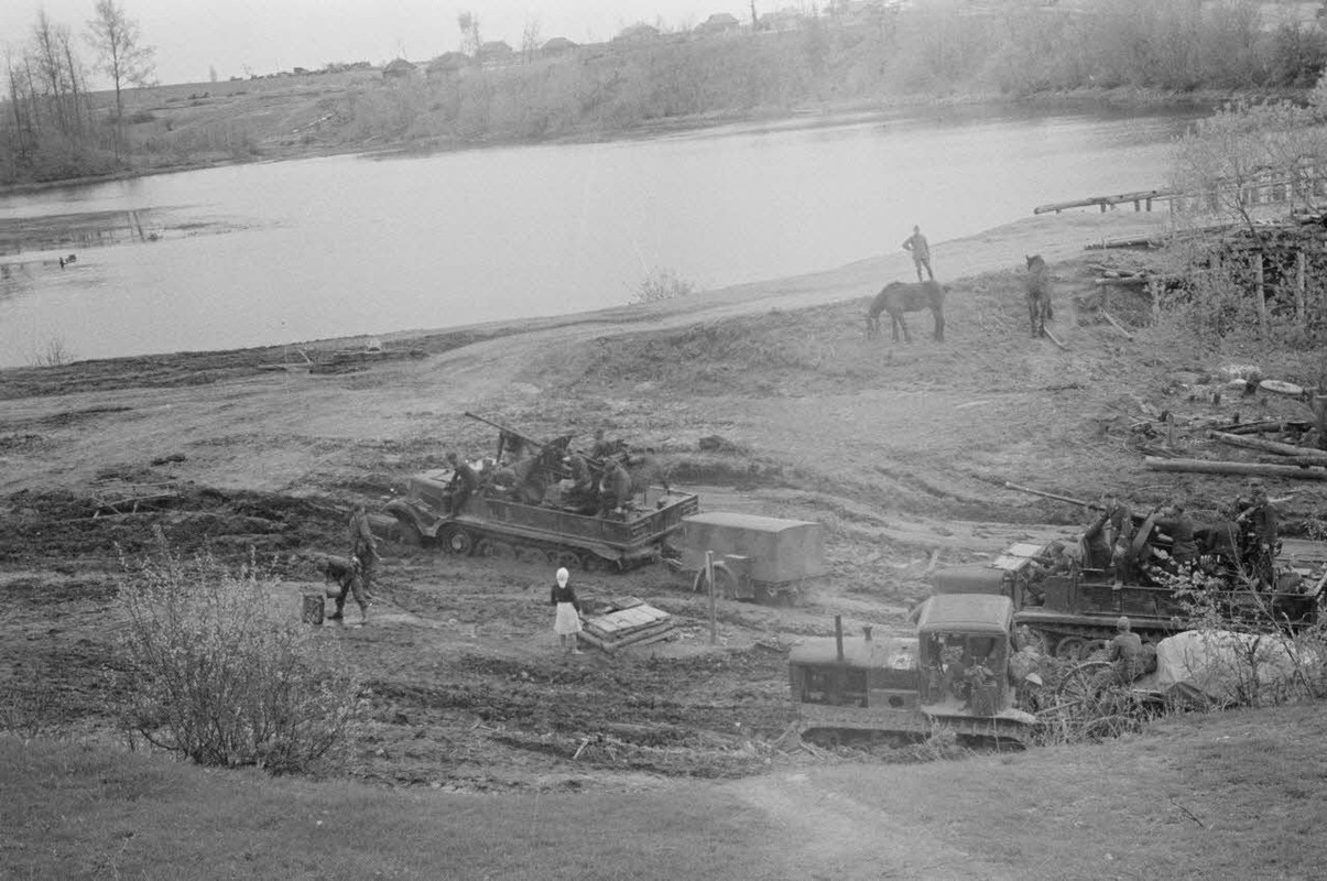 Chargé de fantassins allemands, un semi-chenillé Sd.Kfz.62 équipé d'un canon de 3.7cm Flak 36 du Lei