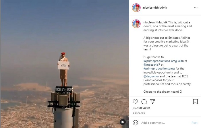 Sosok wanita berpakaian seragam pramugari Emirates yang berdiri di Puncak Burj Khalifa ternyata seorang skydiver.