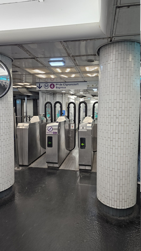 閘門居然和機場看到的那種很像,看來是逃票的人障礙賽能力很好