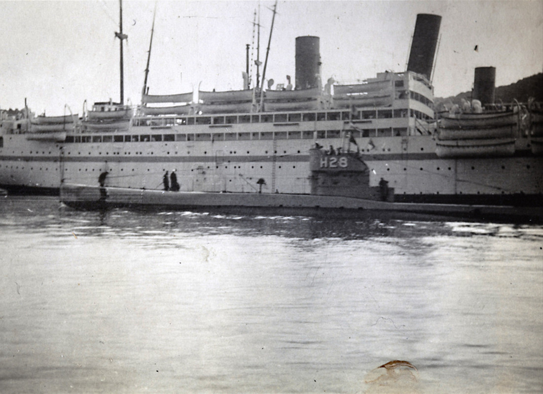 H.28 проходит рядом с лайнером Шанхай, 1932