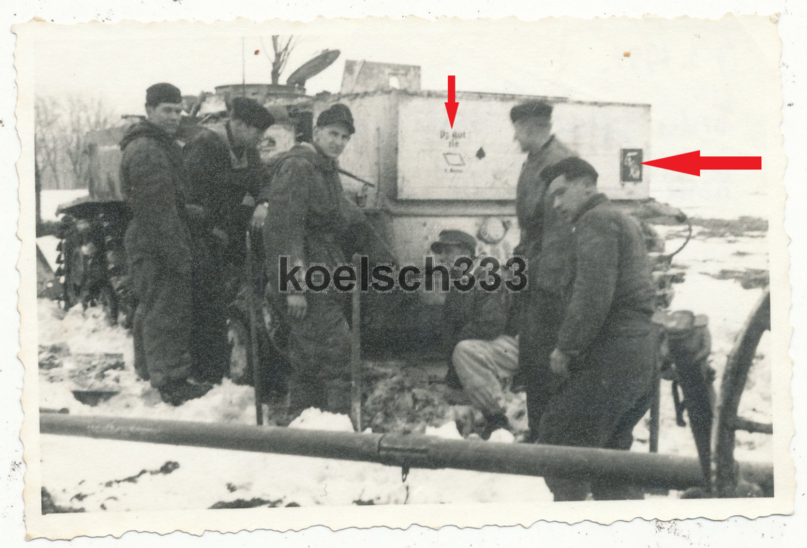 Foto Sturmgeschütz Panzer Abteilung Ostfront 1944 StuG Kennung Gefecht Schaden !