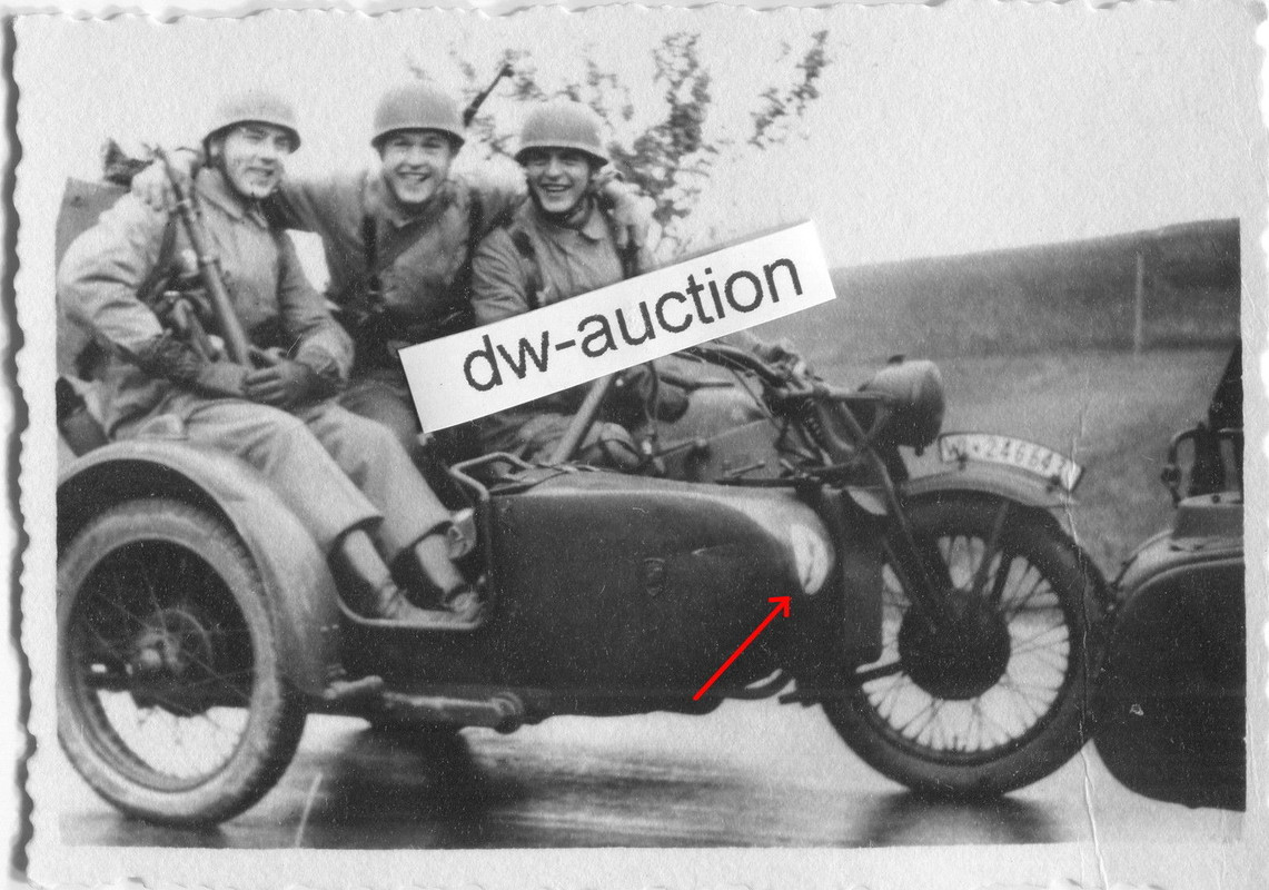 Fallschirmjäger mit Stahlhelm Knochensack in Motorrad mit Wappen