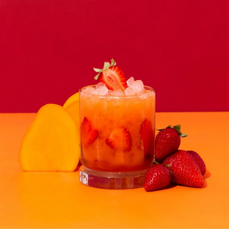 Prepara esta deliciosa agua de mango con fresa para acompañar tu comida