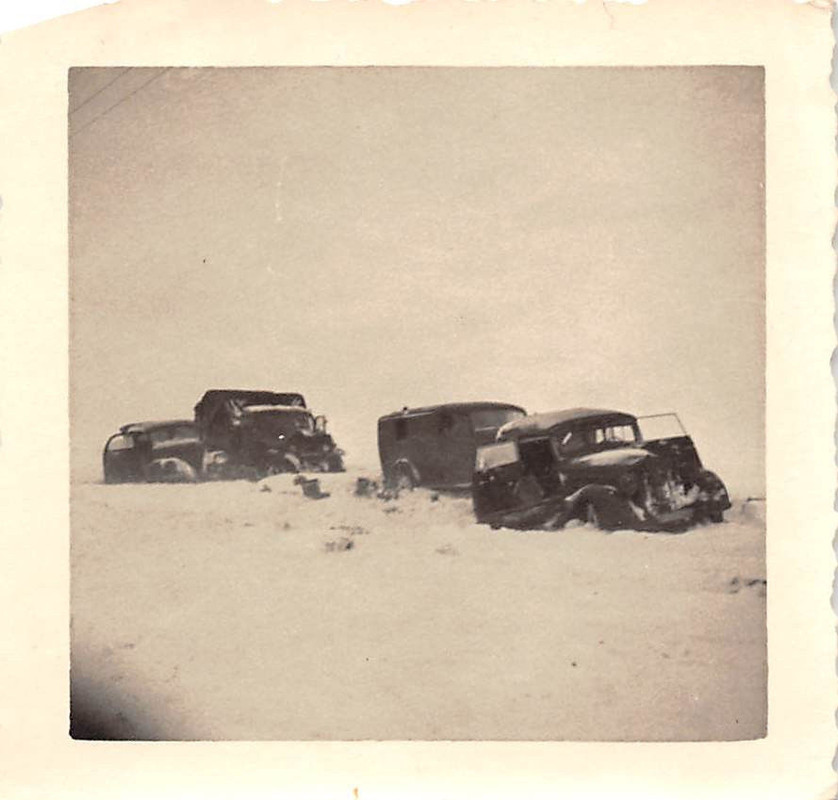 Deutsche Fahrzeuge in der Schneewüste Ostfront
