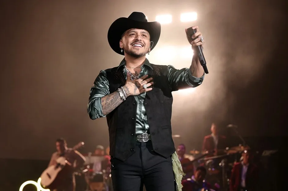 Christian Nodal enterneció las redes al enviar mensaje en Lengua de Señas