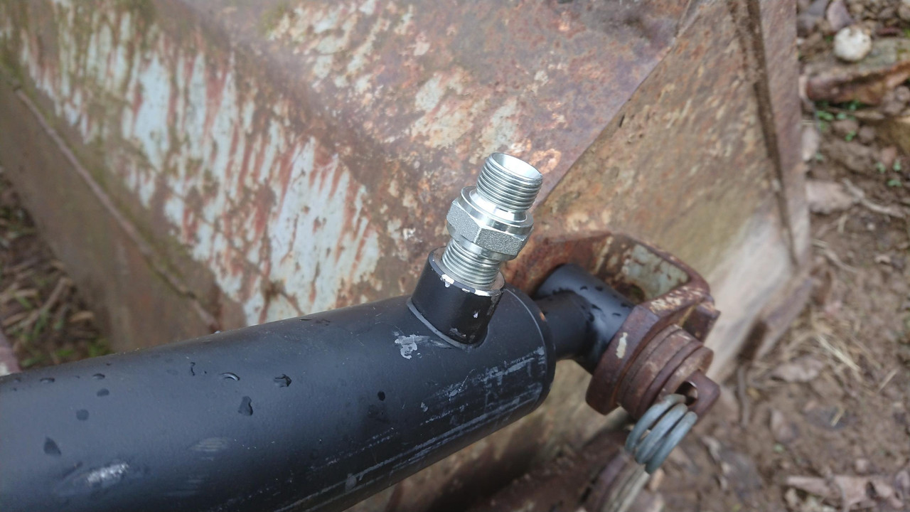 Remplacement joints vérins hydrauliques chargeur et cavage godet ford 4000 DSC-0045