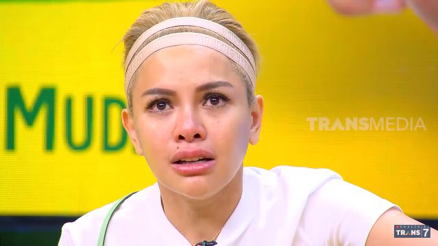 Nikita Mirzani menangis kenang mendiang orangtua