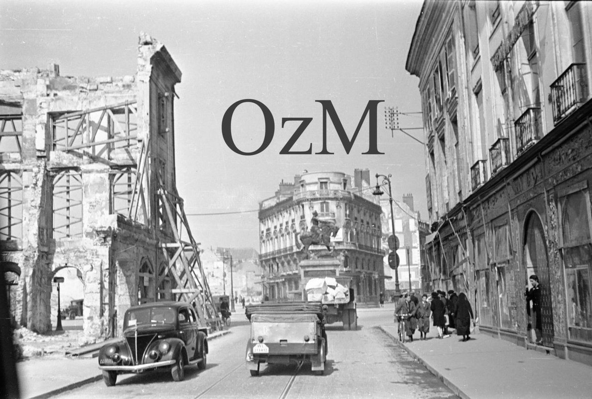 Frankreich,Orléans, 3´41, Fahrt durch zerstörte 