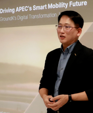 김성복 CSO가 경주 APEC 현장에서 미래의 스마트 모빌리티에 대해 설명하고 있다. [사진=그라운드케이]