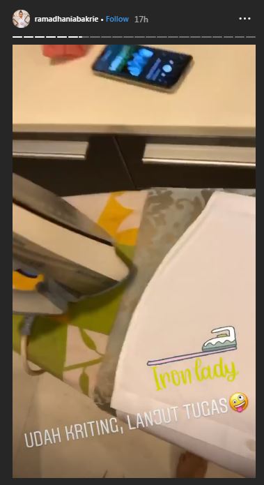 Nia Ramadhani Nyetrika Baju