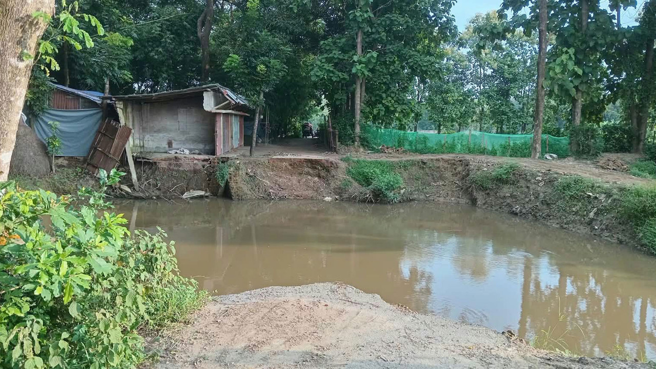 ভাঙা সড়কে ‘ছোট পুকুর’