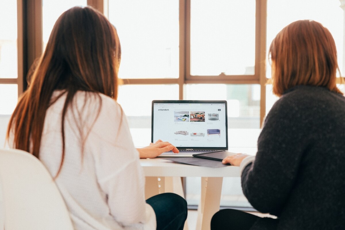 2 female colleagues with laptop