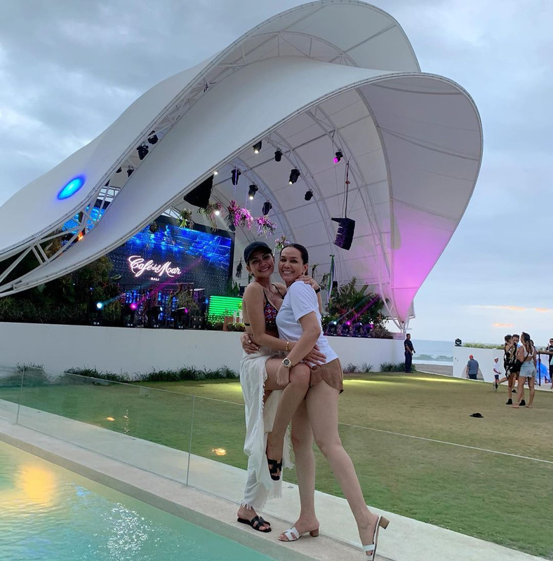 Bikini Branded yang Dipakai Nikita Mirani Harganya Tak Main-Main.