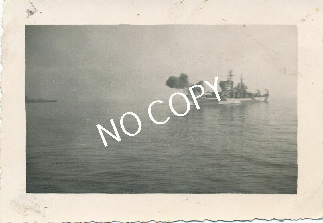 Foto WK II Kriegsschiff schießt Salve Breitseite ab G1.53