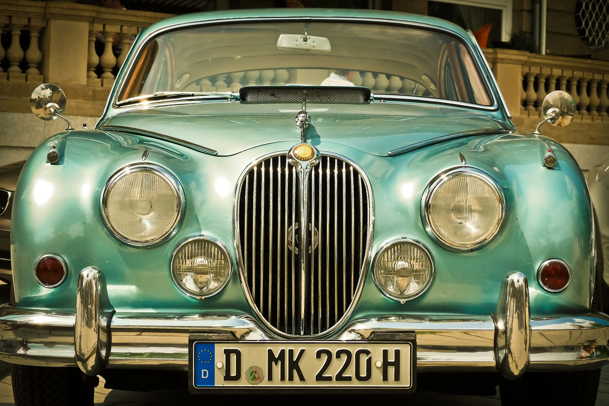 turquoiseclassicjag.jpg