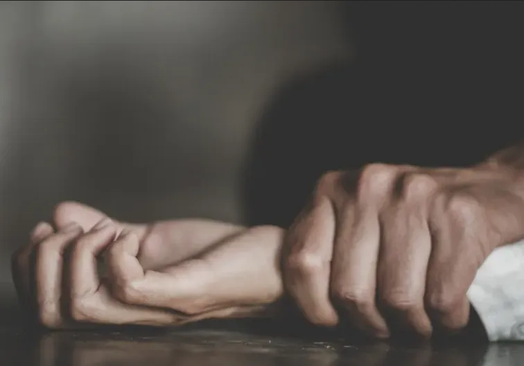 Compañeros abusan de mujer policía en Tlaxcala; los separan de su cargo