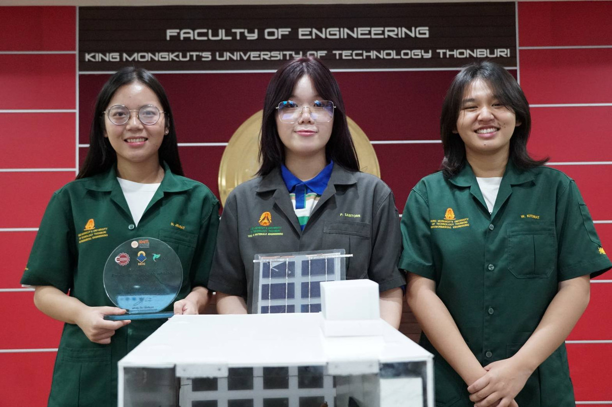 (คนซ้าย)จิรารัตน์ งานรุ่งเรือง ,(คนกลาง) ศศิธรณ์ พิกุลแก้ว, (คนขวา) ภัชรพร ชัยแก้ว