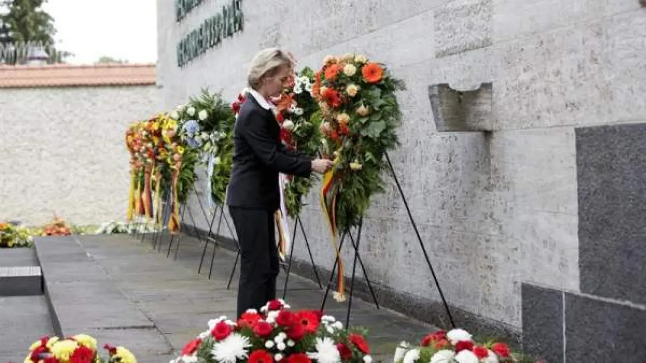 La ministra de Defensa de Alemania, Ursula von der Leyen, realiza una ofrenda floral durante la ceremonia en el Memorial Plötzensee, en Berlín, que marcó el 73 aniversario del intento de asesinato de Adolf Hitler, el 20 de julio de 1944. CARSTEN KOALL - EFE
