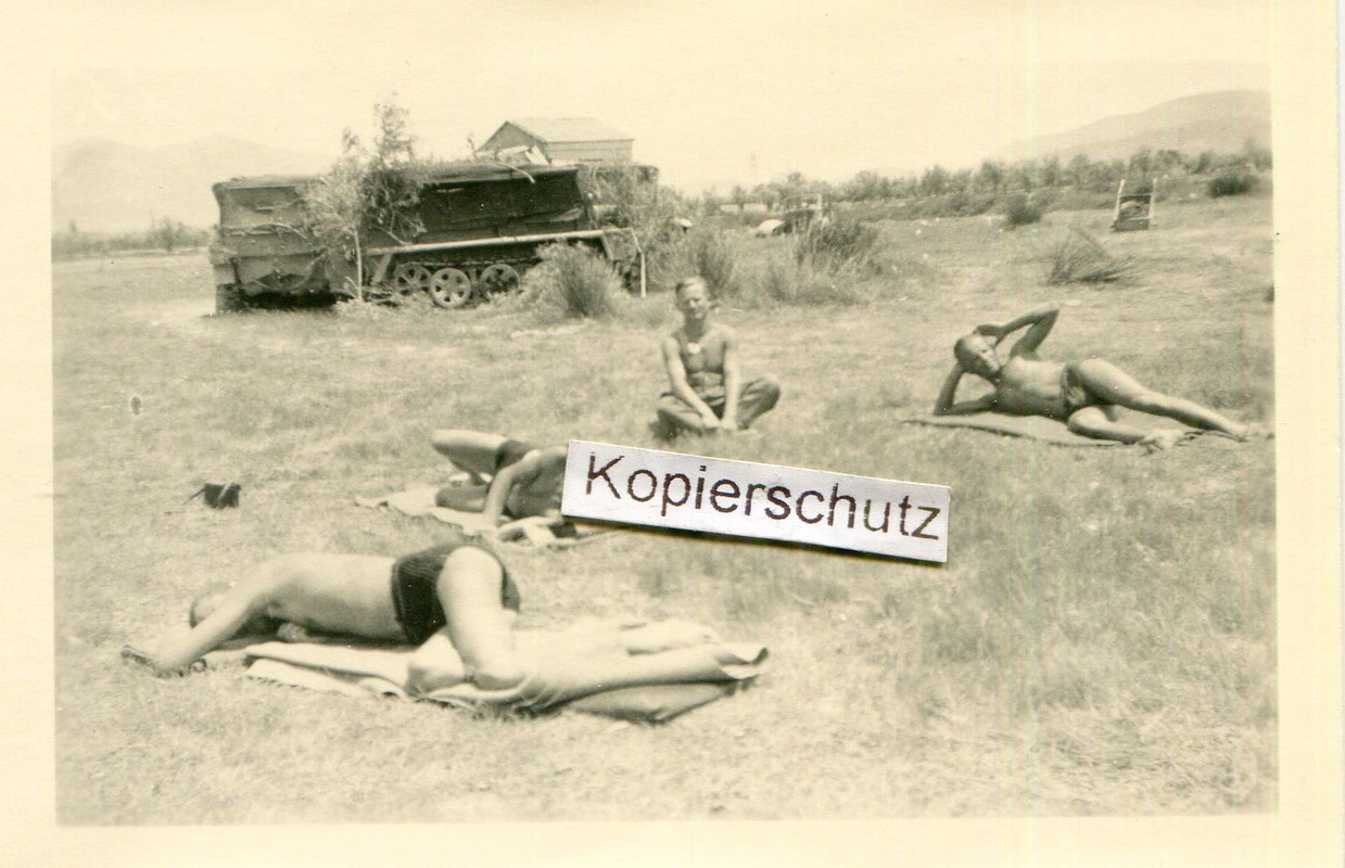 orig. Foto , Sturmgeschütz Abt. 197 , Soldaten halb nackt , SdKf