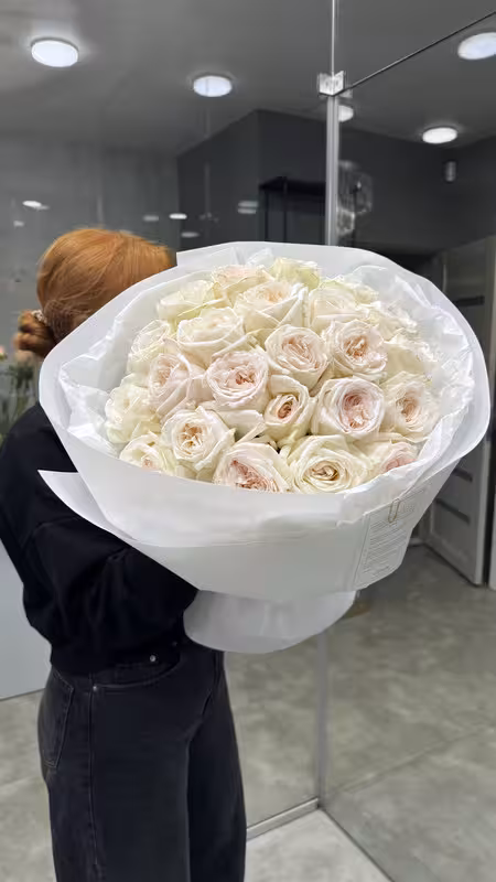 Букет білих троянд медіум