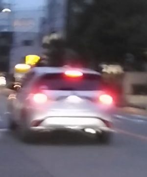 豊津第二小学校正門前道路なにわ502ひ8624ストーカー不審運転車両