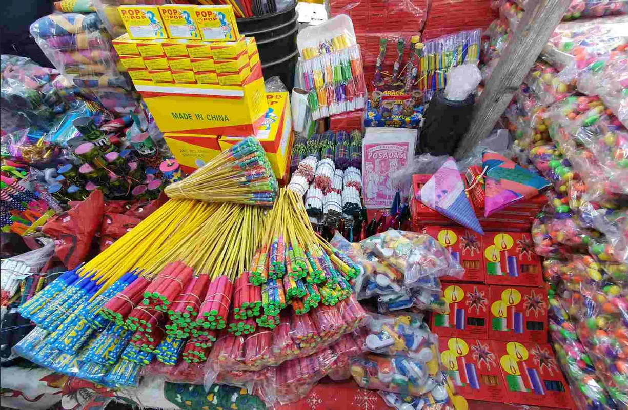 Dos jóvenes salvan la vida de milagro; explotó pirotecnia dentro de su auto