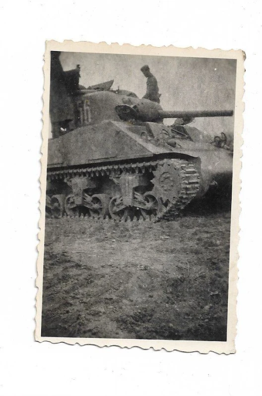 Foto deutsche Soldaten mit Sherman Panzer Ostfront B131