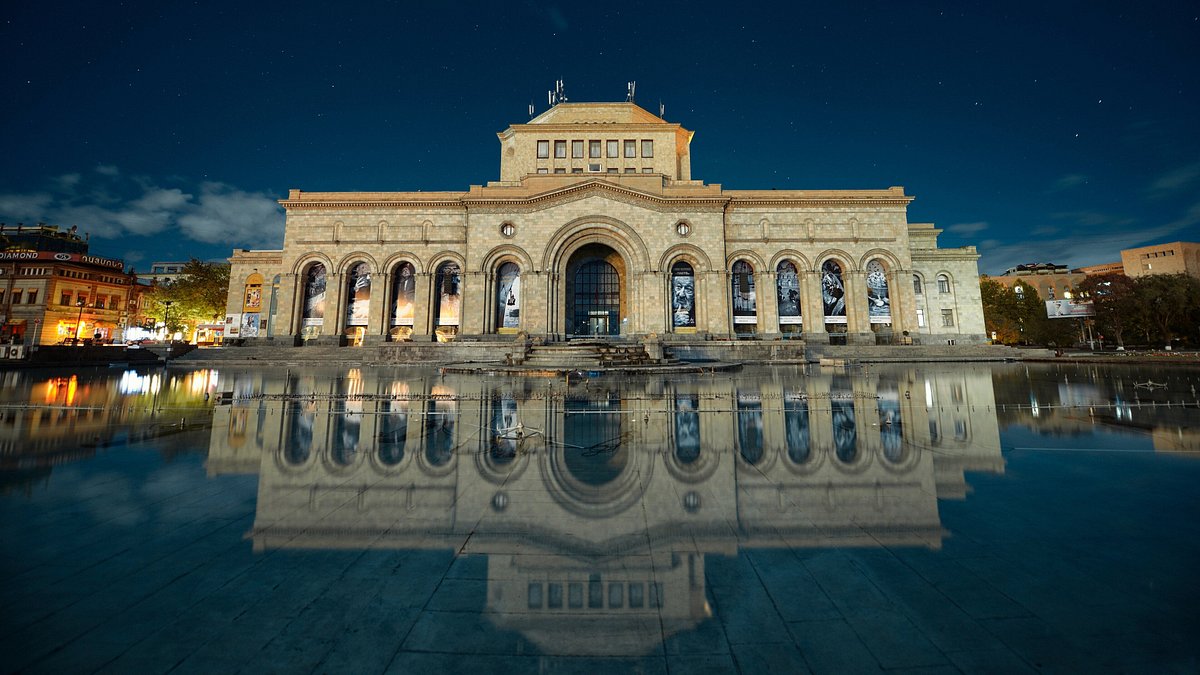 [Image: yerevan-overheidsgebouw.jpg]