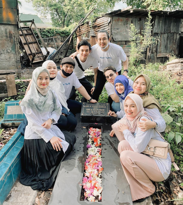 Dinda Hauw, sang ibu, ketiga saudara dan pasangannya masing-masing berziarah ke makam sang ayah