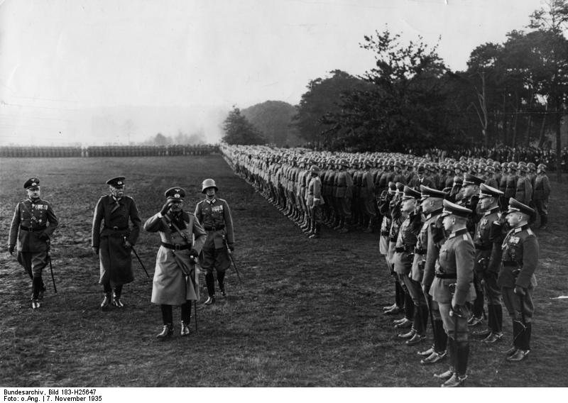 El Comandante en Jefe del Ejército, General de Artillería Freiherr Werner von Fritsch y el Coronel-General Hans von Seeckt al frente de las tropas que han formado en el patio de armas. 7 de noviembre de 1935