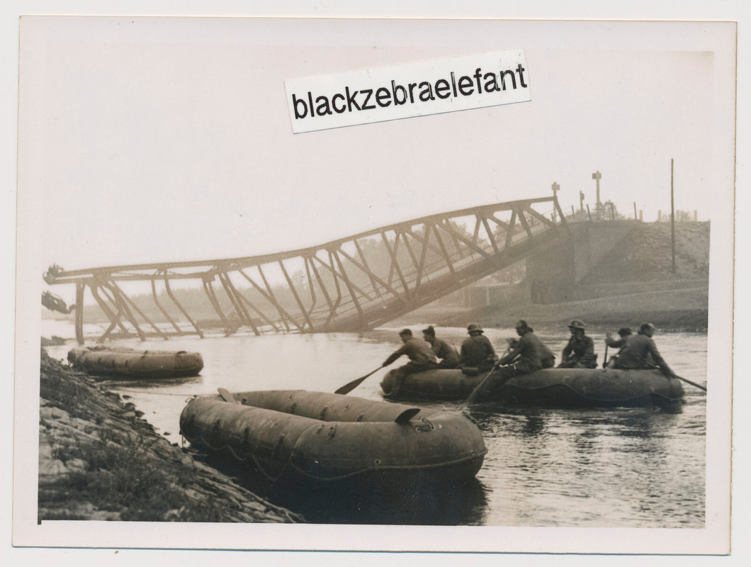 Foto wk2 Flussübergang mit Schlauchbooten mit deutschen Soldaten 1940