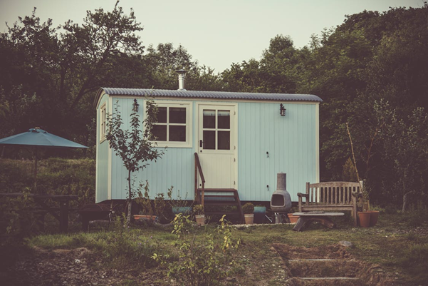 maison en bois en site isolé avec panneau solaire sur le toit