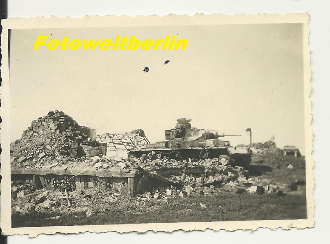 2 WK 1943 Ostfront Verlassener Panzer  in Häuser