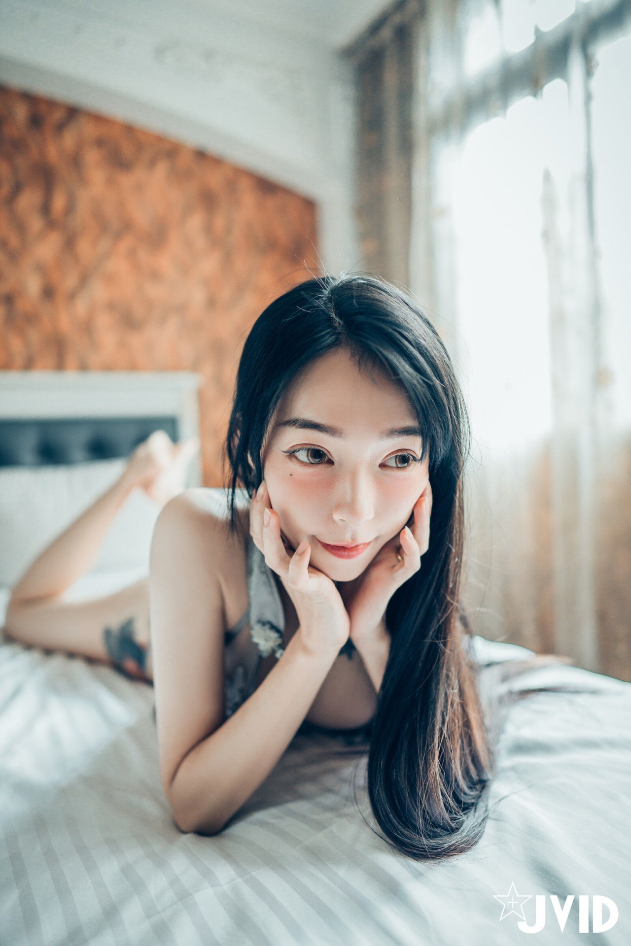 jvid 露出 色色旗袍写真，复古窗边的红衣纹身女孩插图3