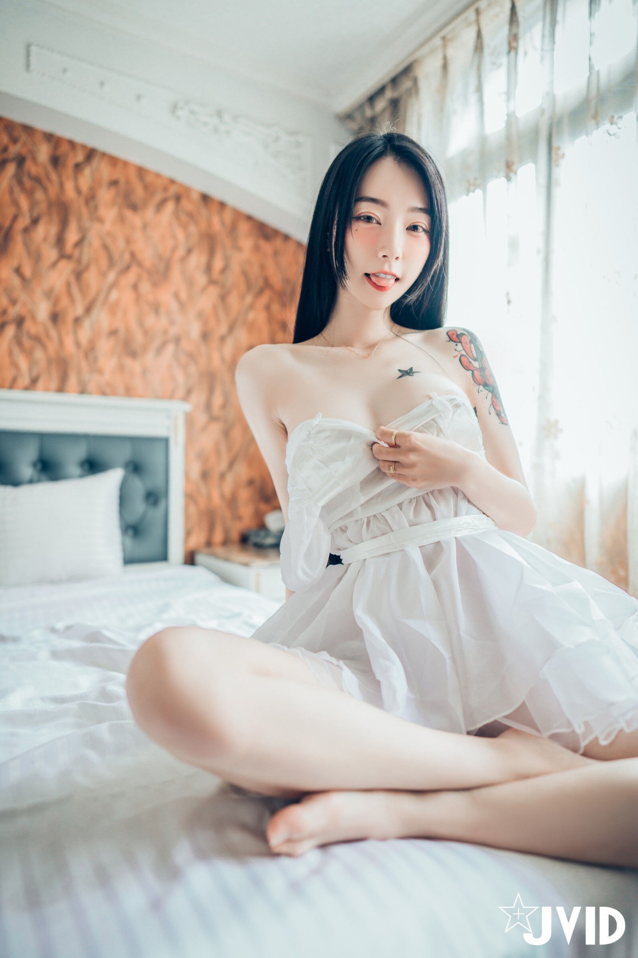 jvid 露出 色色旗袍写真，复古窗边的红衣纹身女孩插图5