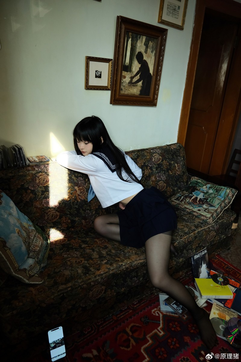 白莉爱吃巧克力 闺房JK 制服写真【20P｜150MB】插图2