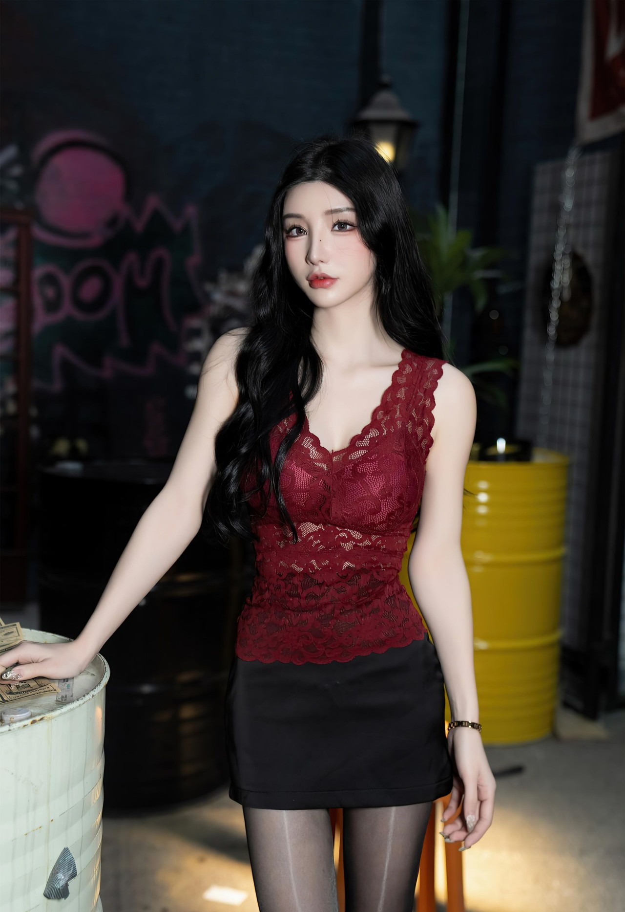 周于希《极品车模》写真，红黑拼接蕾丝上衣与黑色短裙，优雅与性感插图2