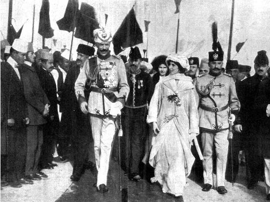 [Слика: Esad-Pasa-izmedju-princa-Vida-i-Sofije.jpg]