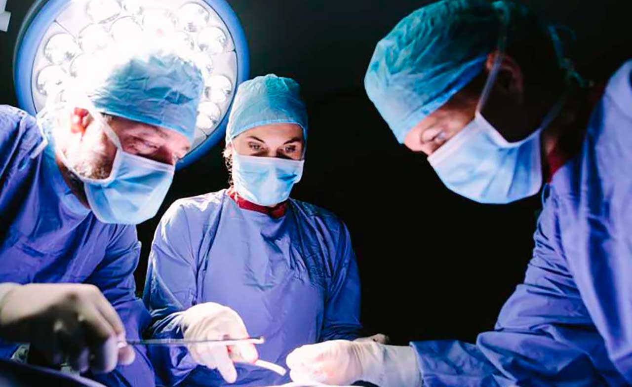 Tras cirugía adolescente de Holanda olvida su idioma; solo puede hablar en inglés