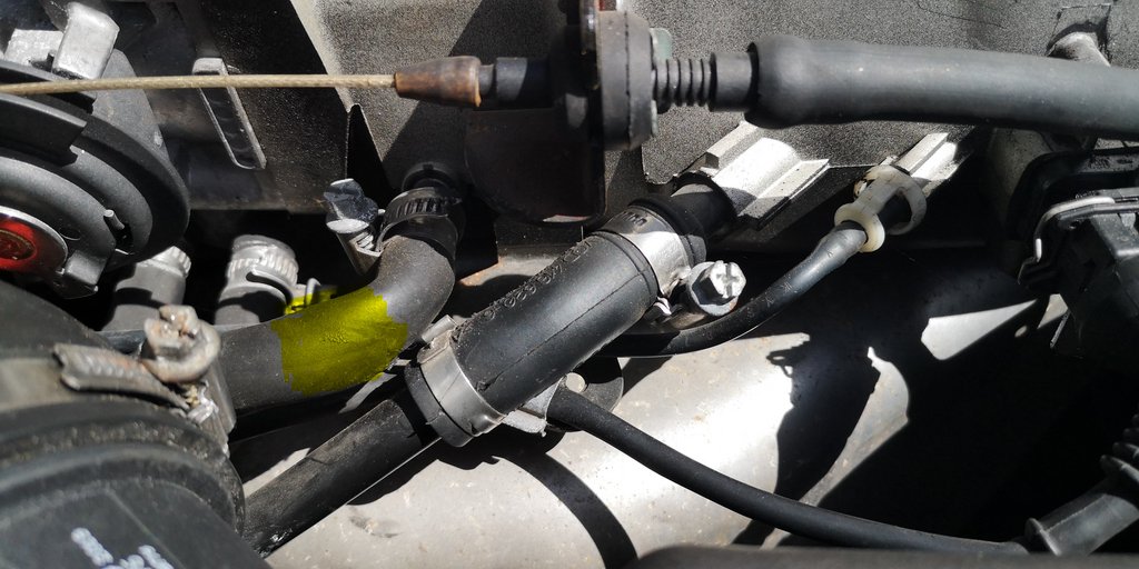 Passat - Tuyau translucide - Arrivée sur durite côté droit du moteur 3