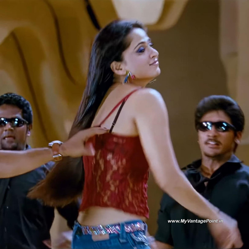 34-Anushka-Shetty-Hot-in-Singam-2-in-Kannukkulle-Song