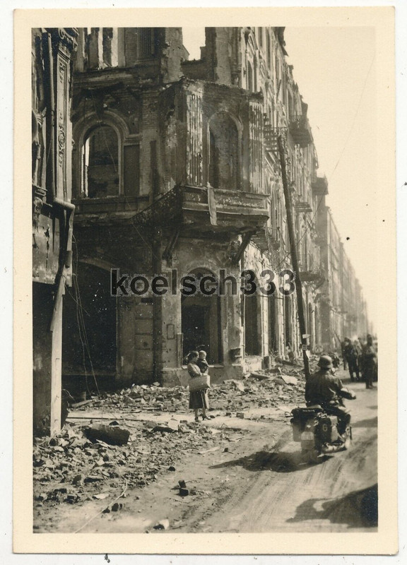 Foto Kradschütze der Wehrmacht vor Ruinen in Minsk Belarus Ostfeldzug Russland 1941