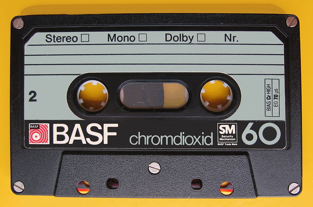 [Bild: 1024px-Compact-Cassette-BASF-60-SM-IMG-8508-1.jpg]