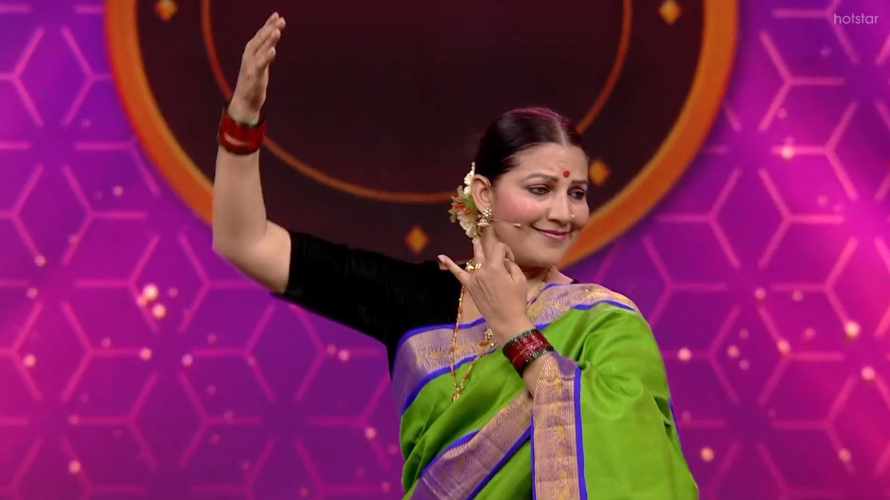 Bhavana Ramana Sexy navel slips in green saree-uploaded.mp4_snapshot_00.09.085