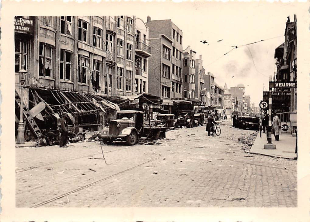 Engl. LKW zerstörte Strasse Geschäfte in La Pann