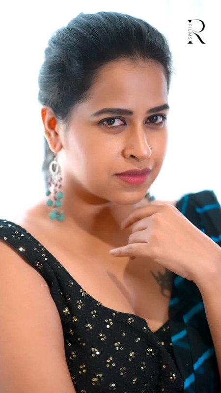 sadhika venugopa sexy in blue saree.mp4_snapshot_00.20.398