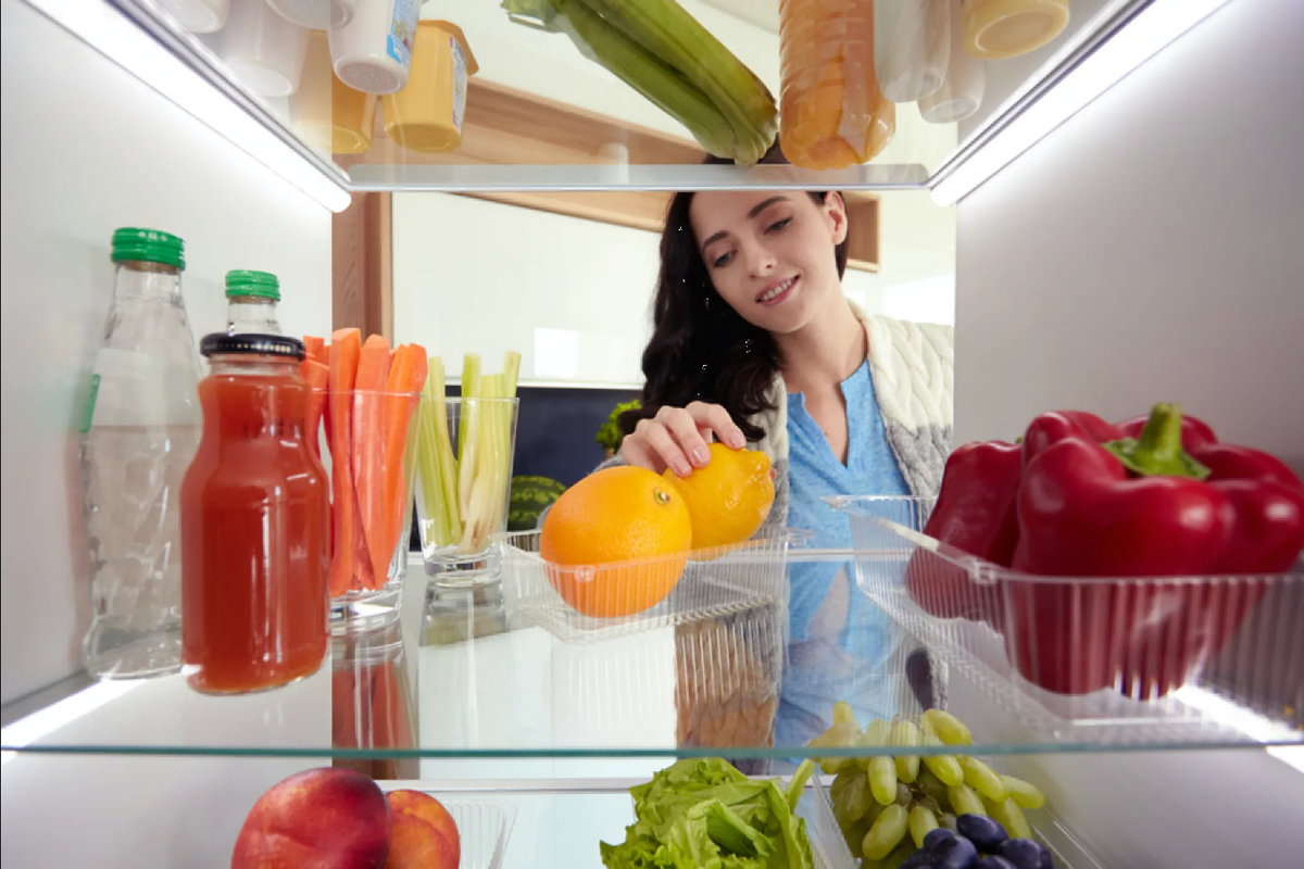 ¿Cuál es el orden correcto para guardar los alimentos en el refrigerador?